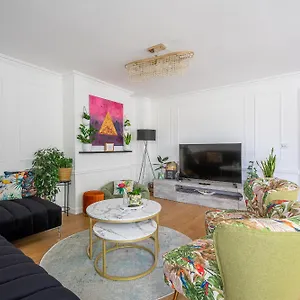 Centre House - 5 Bedrooms - Sleeps 9 - Parking , Edinburgh United Kingdom